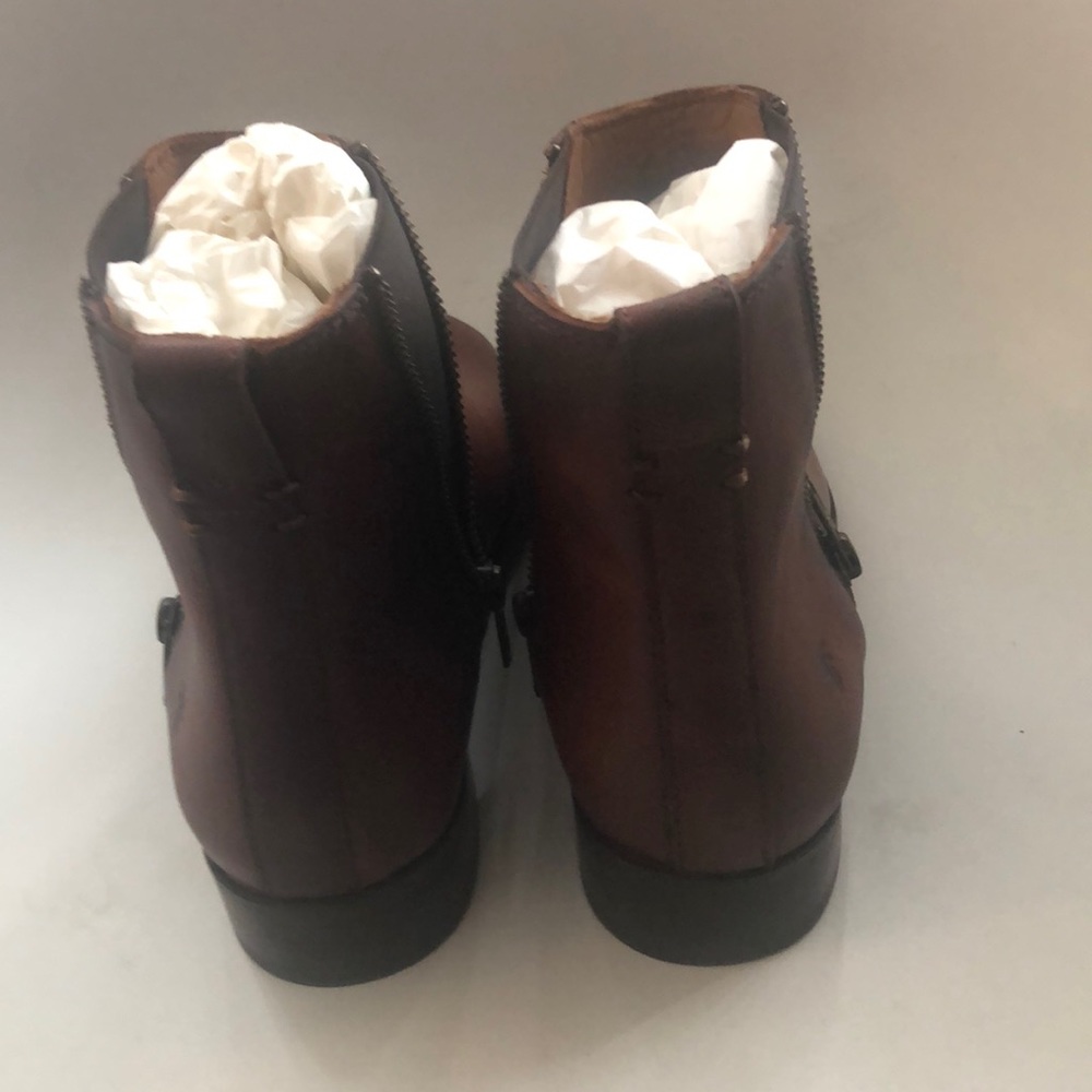 NIB $298 Frye Carly Chelsea Boot in Cognac! - Picture 7 of 11
